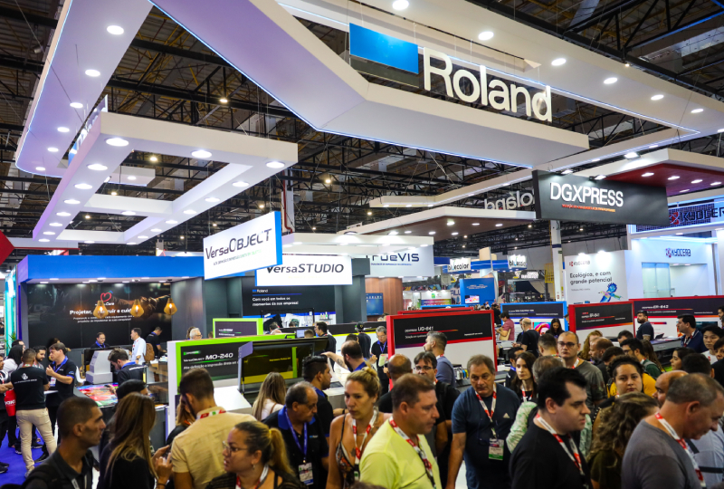 Roland DG: impressão eco-solvente, UV e DTF na ExpoPrint 2026